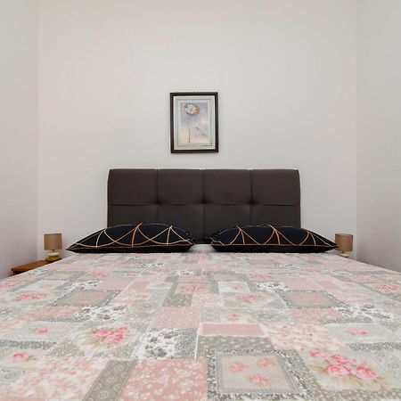 Apartments Biserka - 50 m from beach Trogir Exteriör bild