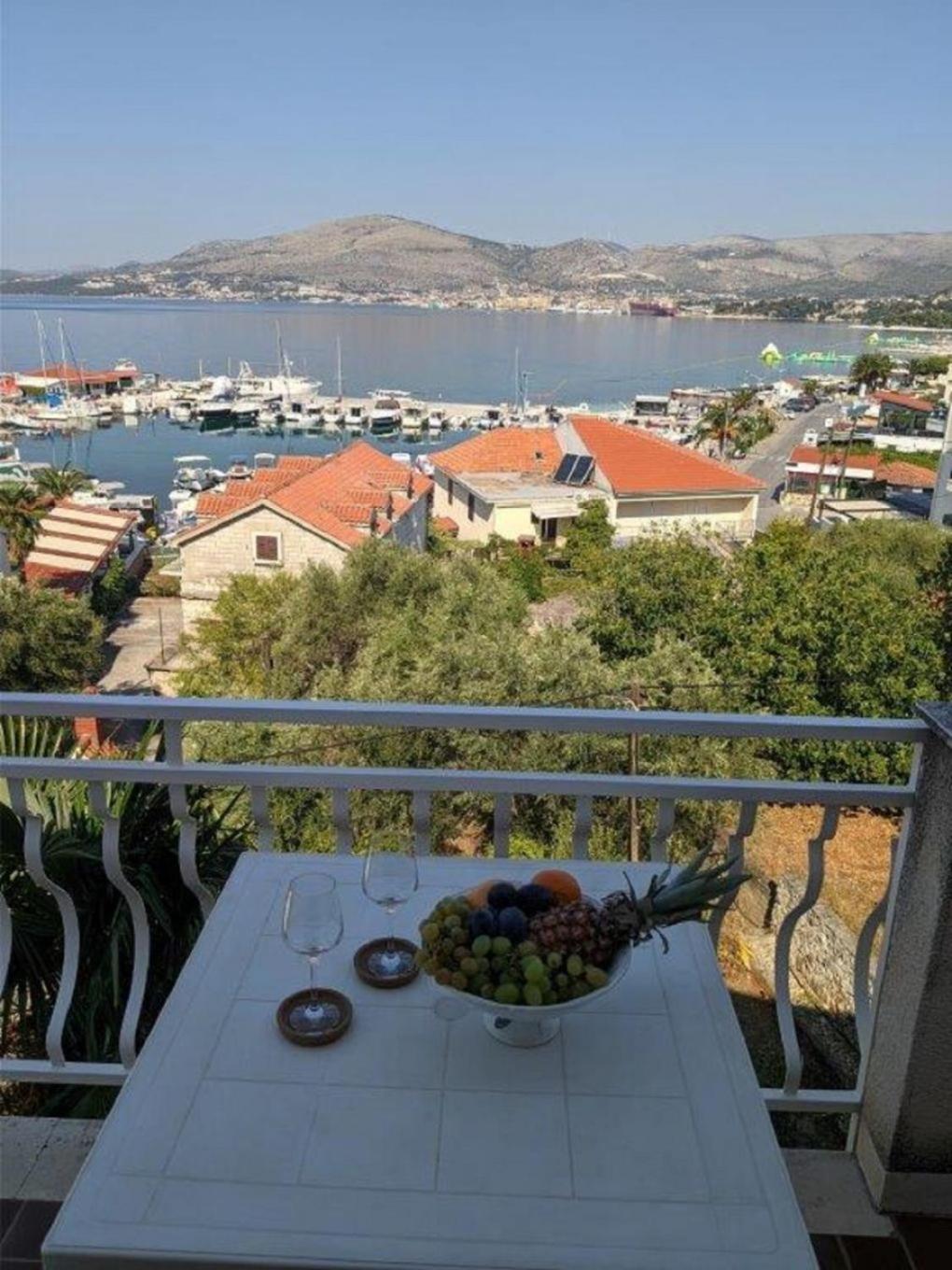Apartments Biserka - 50 m from beach Trogir Exteriör bild