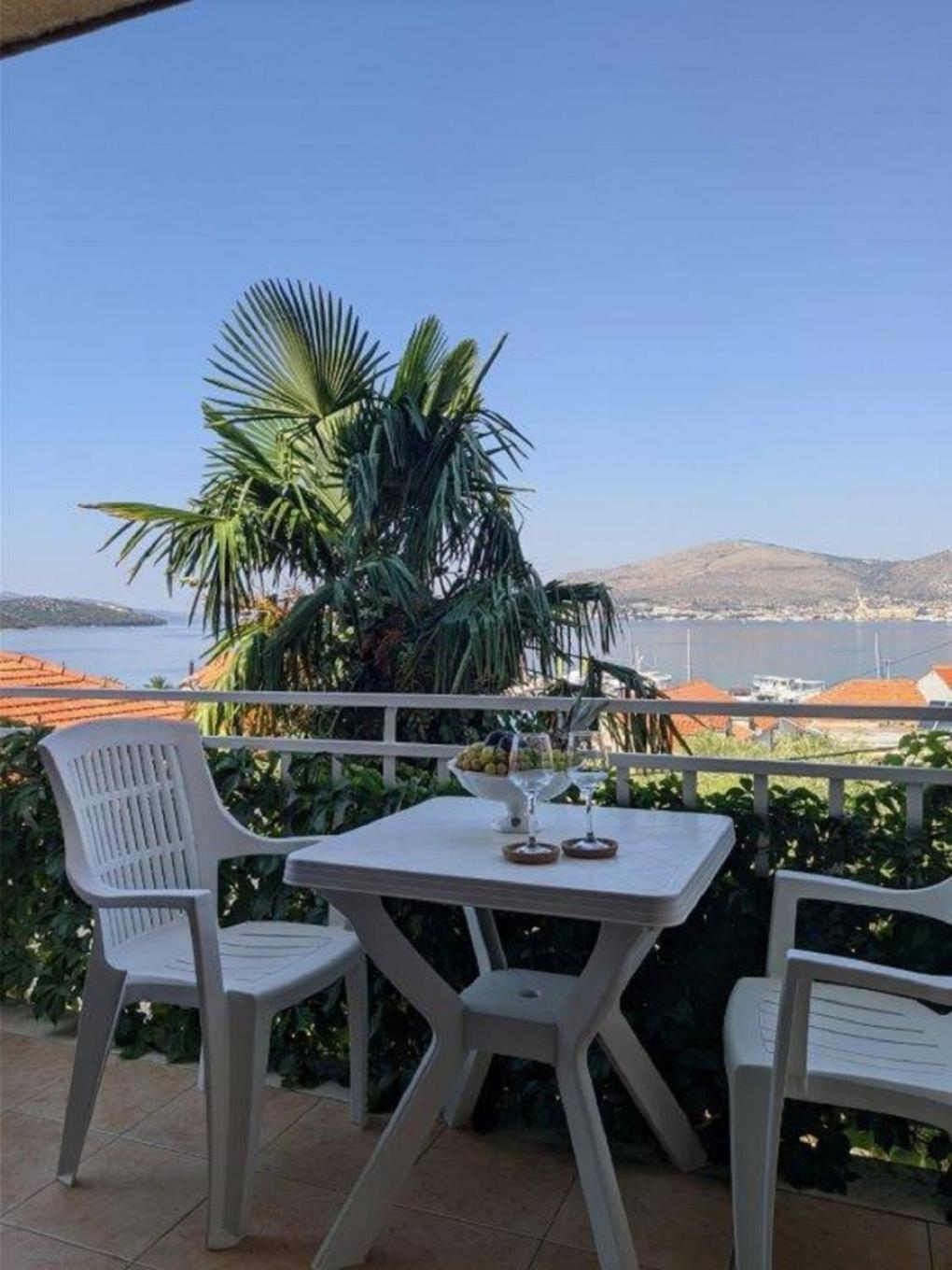 Apartments Biserka - 50 m from beach Trogir Exteriör bild