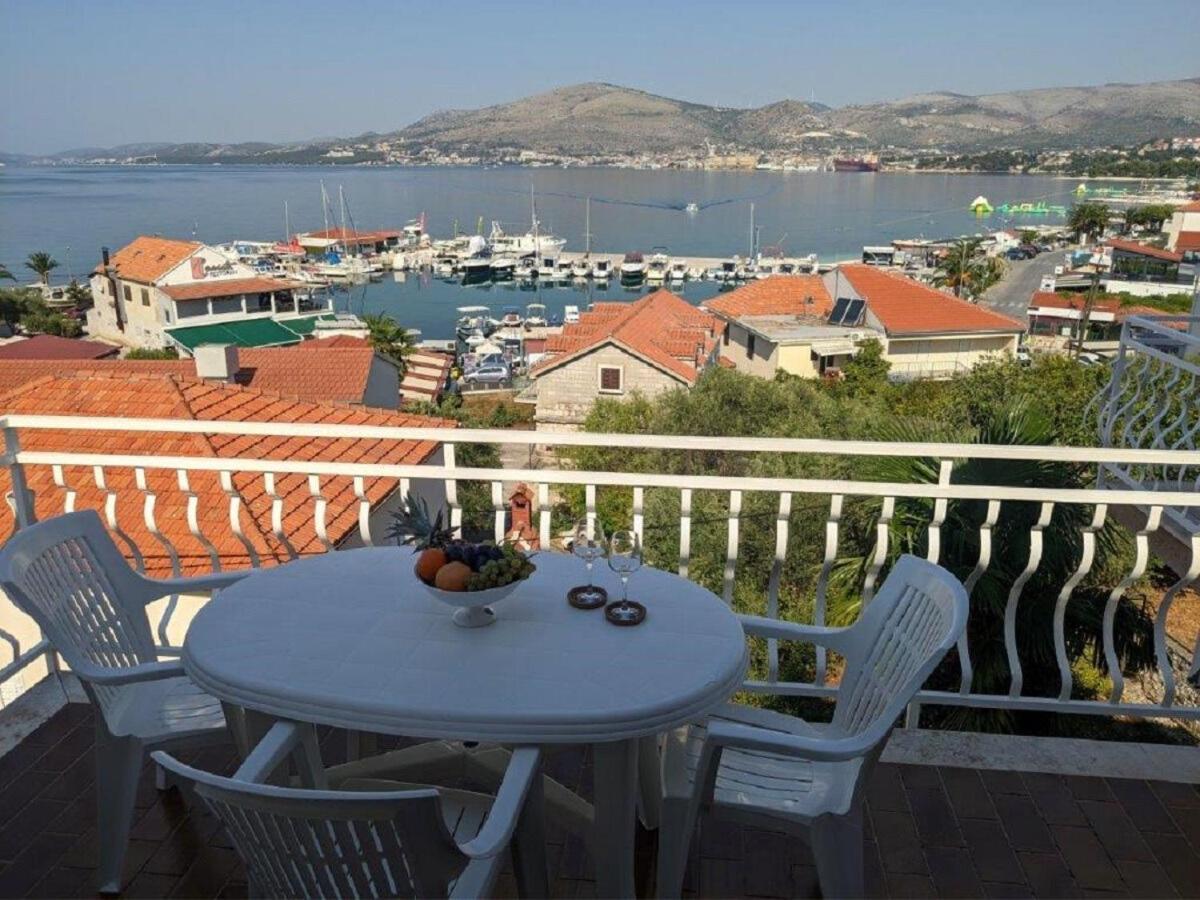 Apartments Biserka - 50 m from beach Trogir Exteriör bild