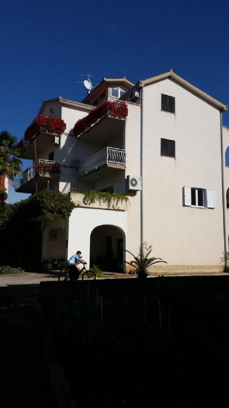 Apartments Biserka - 50 m from beach Trogir Exteriör bild