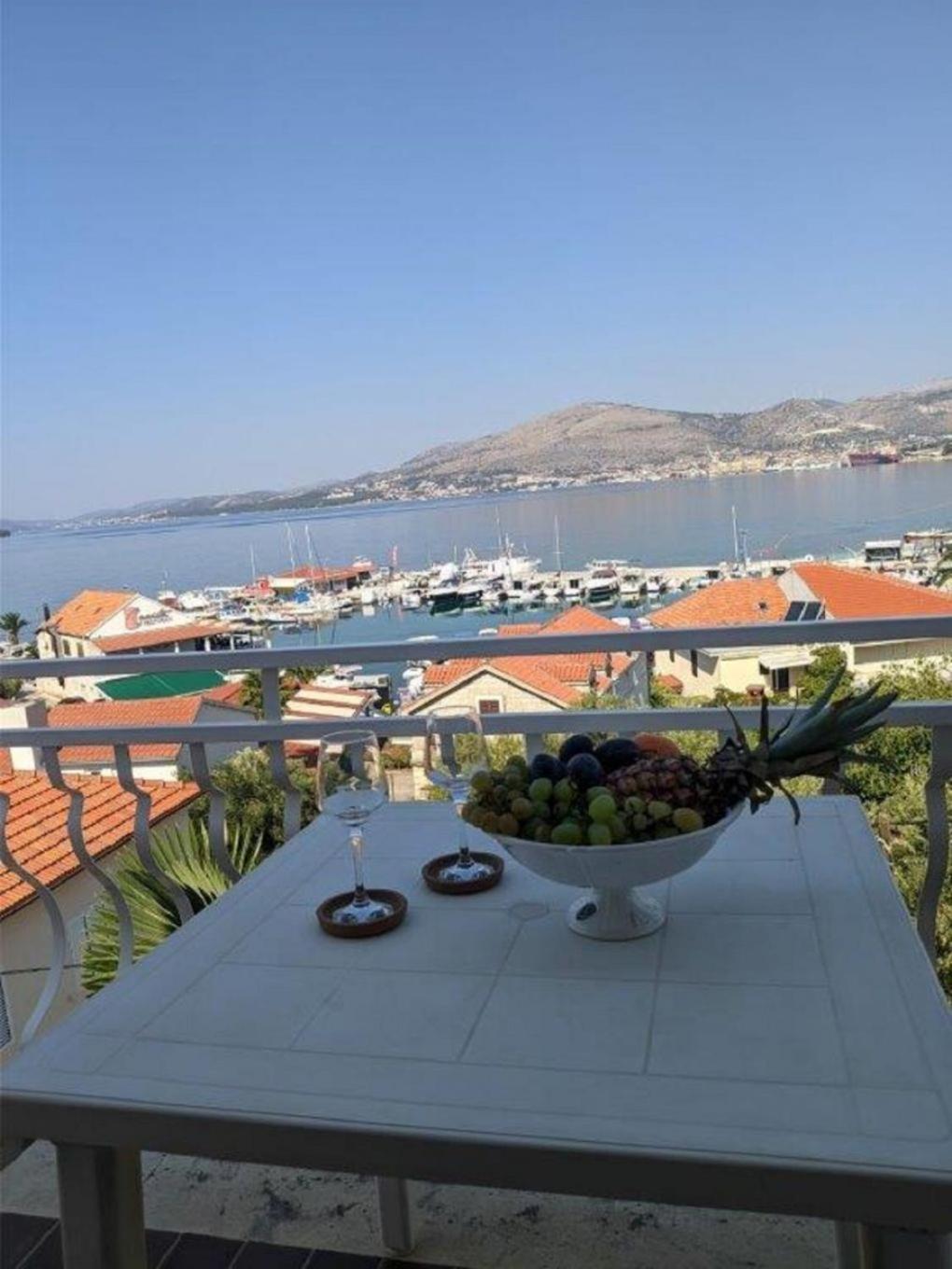 Apartments Biserka - 50 m from beach Trogir Exteriör bild