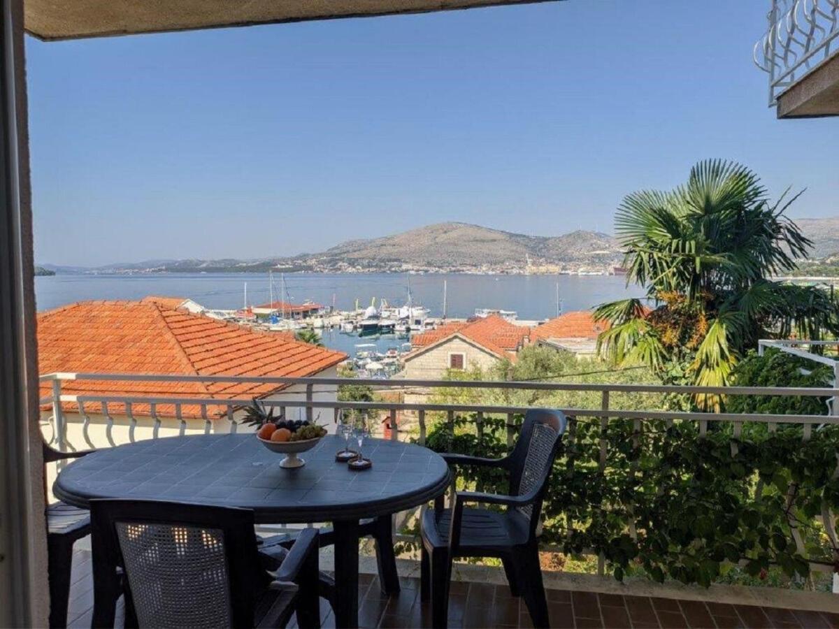 Apartments Biserka - 50 m from beach Trogir Exteriör bild