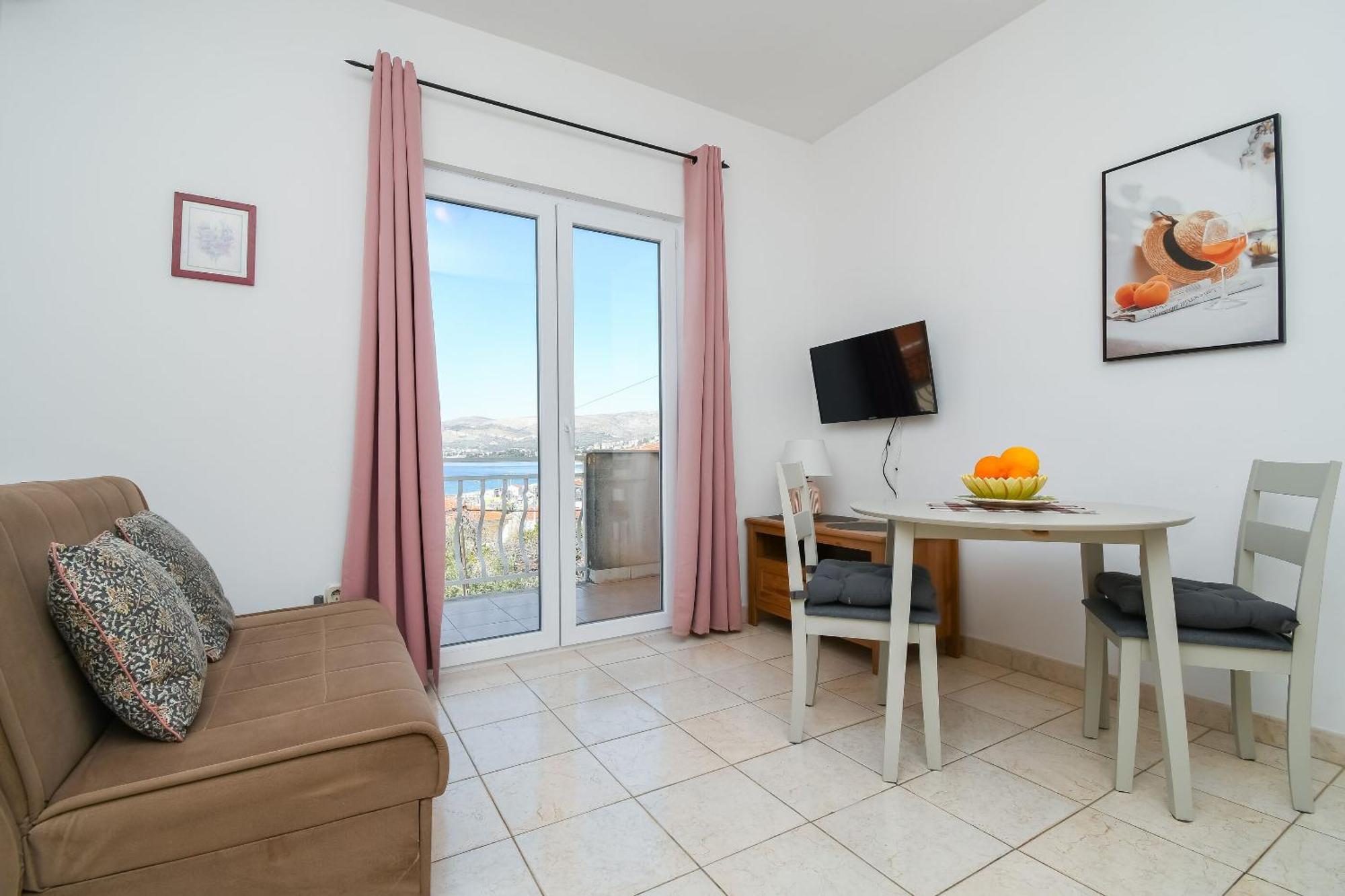 Apartments Biserka - 50 m from beach Trogir Exteriör bild
