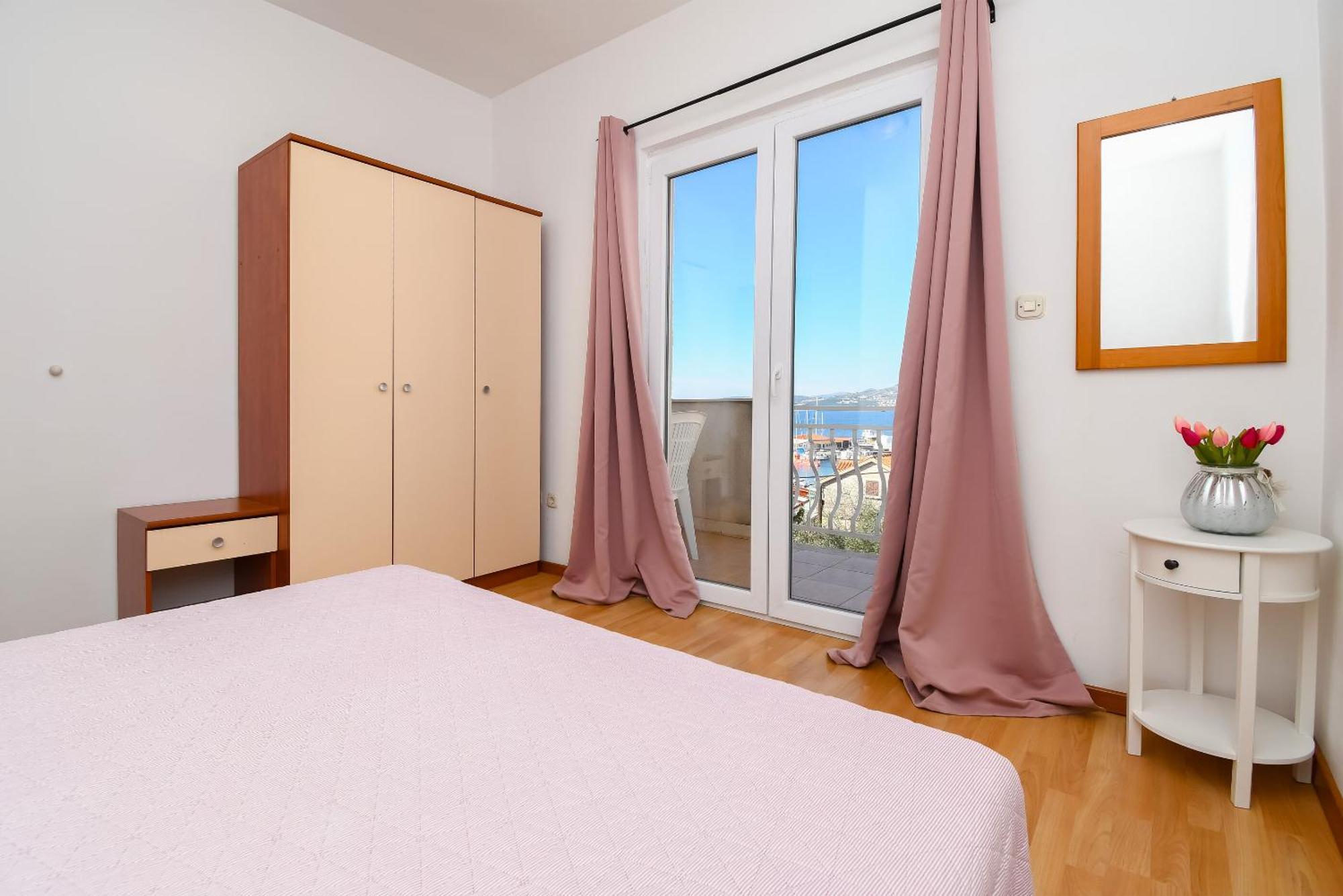 Apartments Biserka - 50 m from beach Trogir Exteriör bild