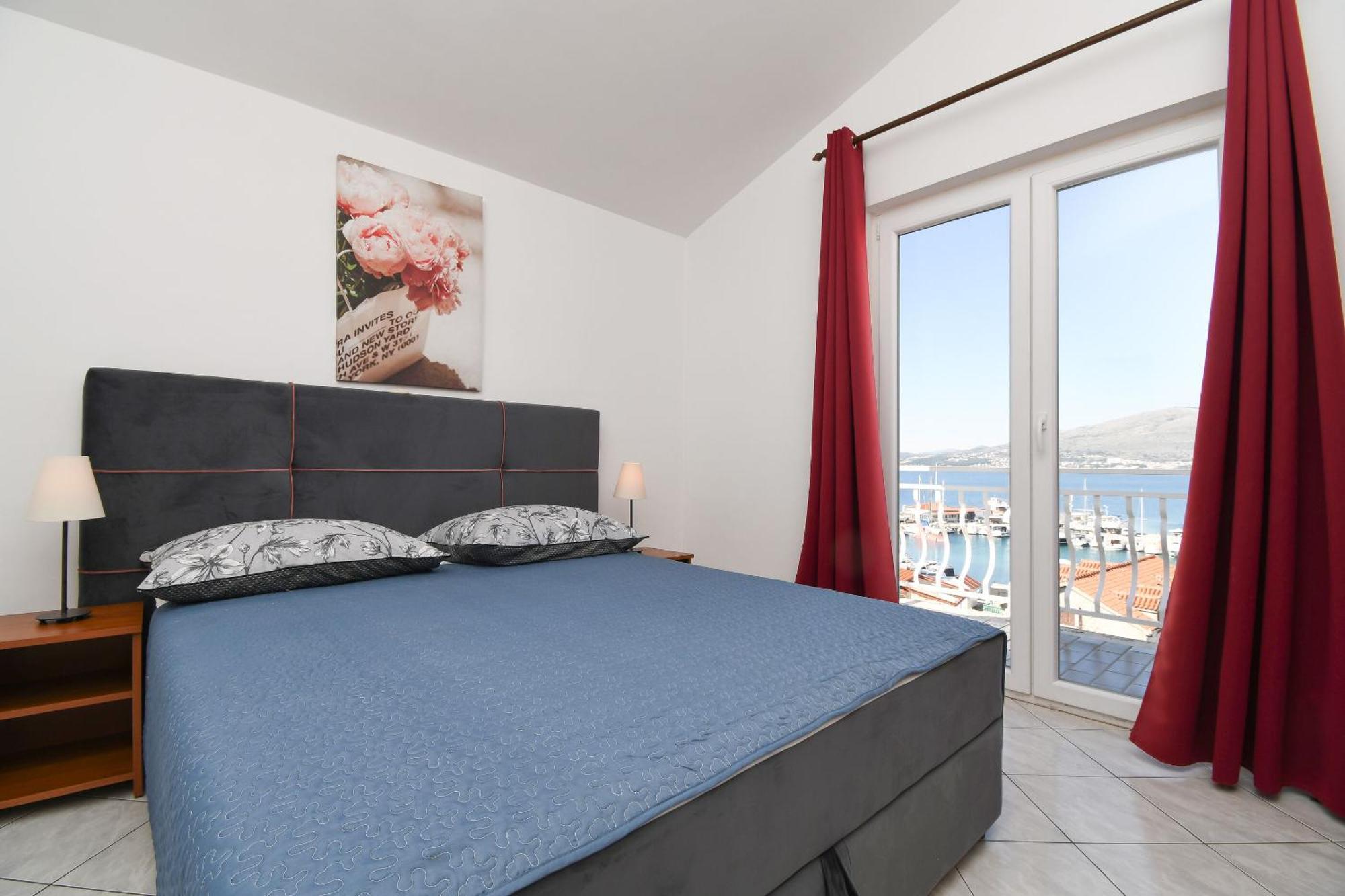 Apartments Biserka - 50 m from beach Trogir Exteriör bild