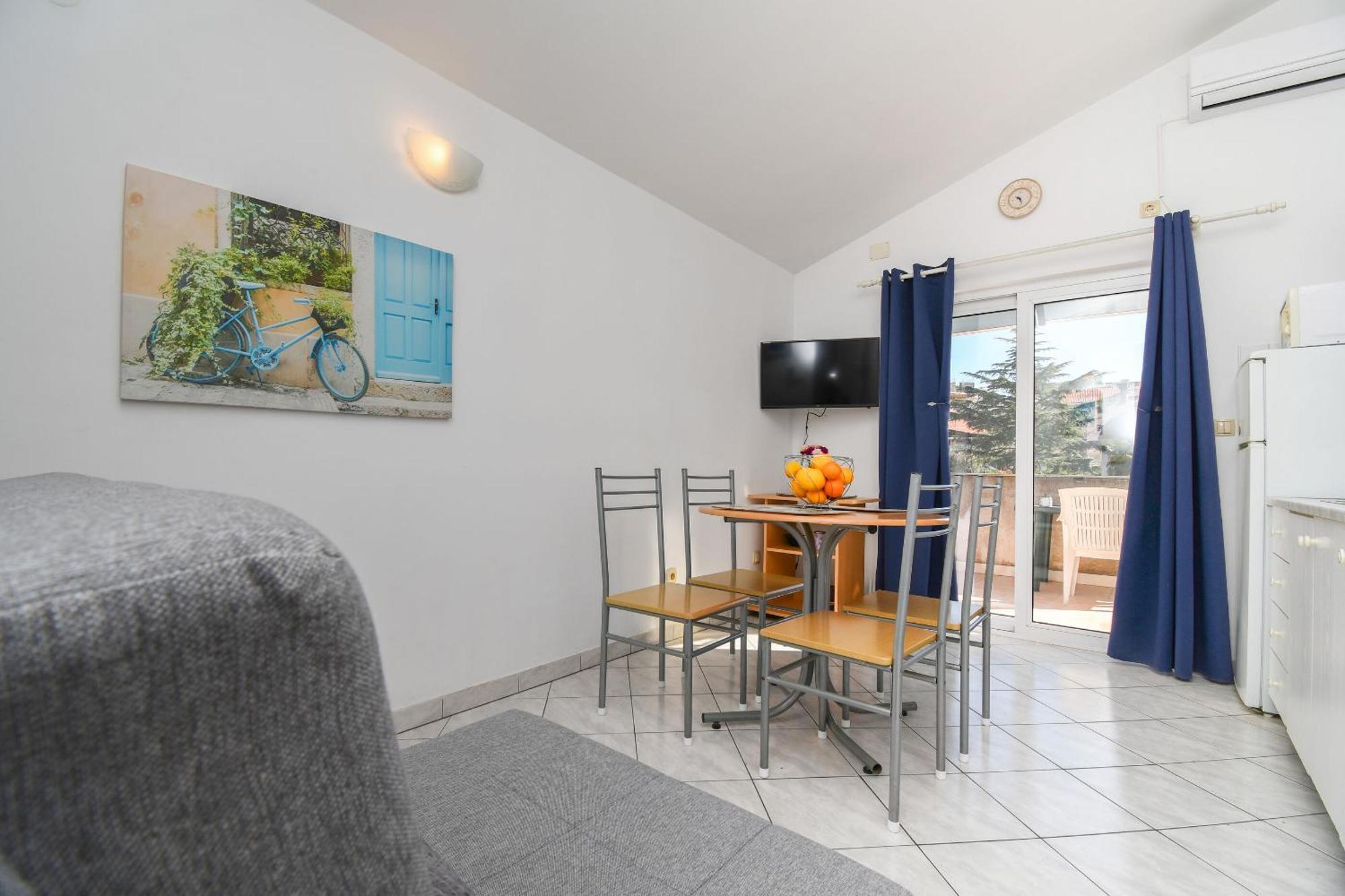 Apartments Biserka - 50 m from beach Trogir Exteriör bild