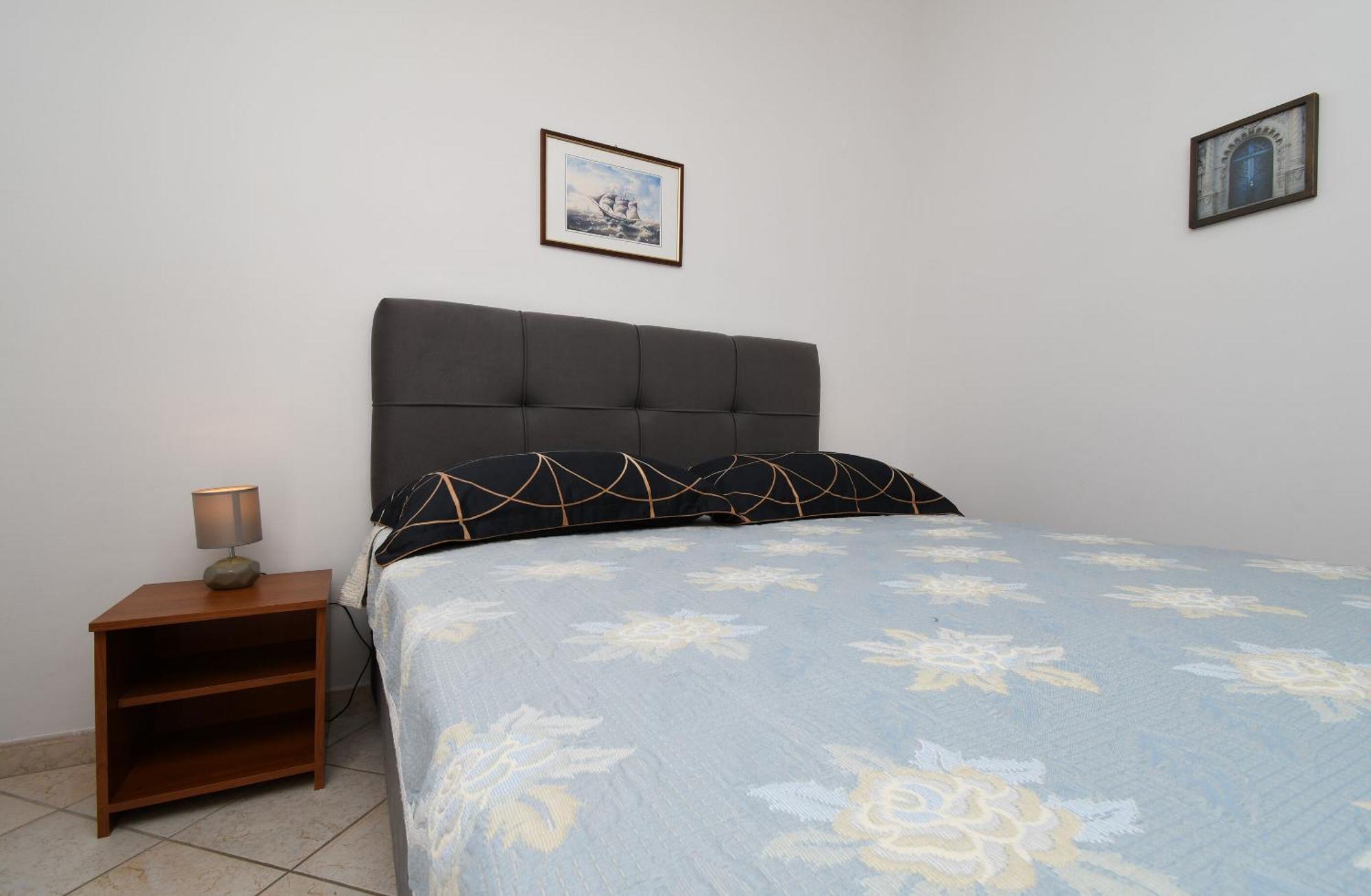 Apartments Biserka - 50 m from beach Trogir Exteriör bild
