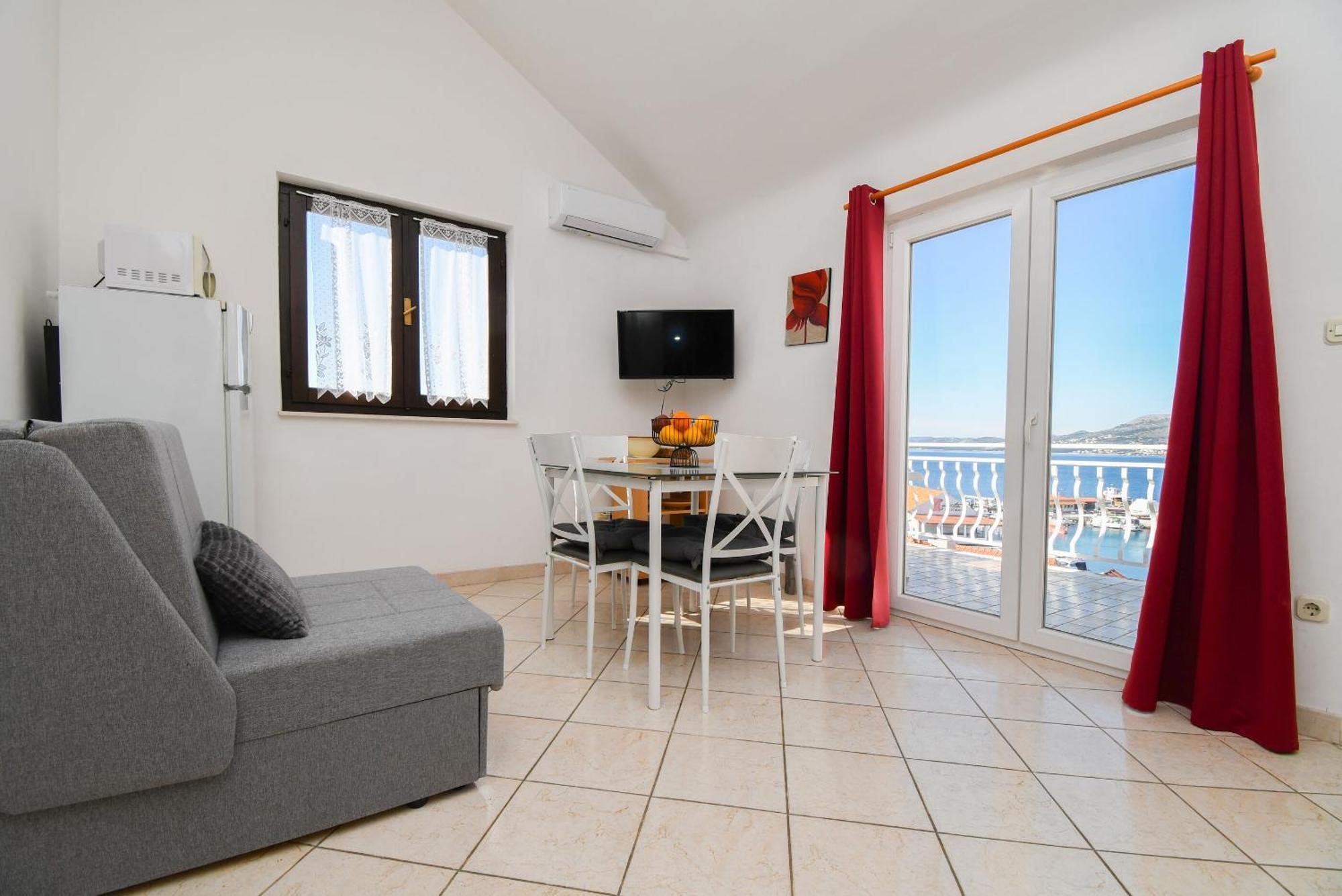 Apartments Biserka - 50 m from beach Trogir Exteriör bild