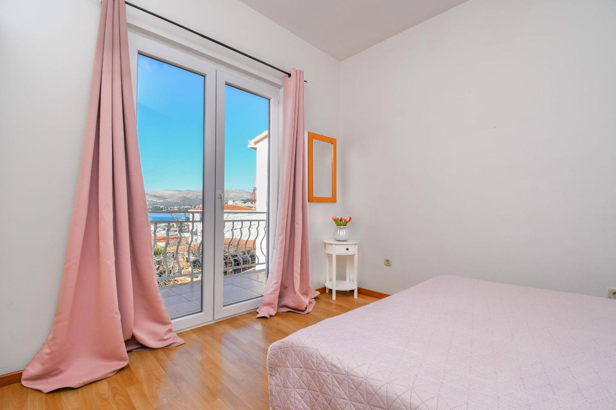 Apartments Biserka - 50 m from beach Trogir Exteriör bild