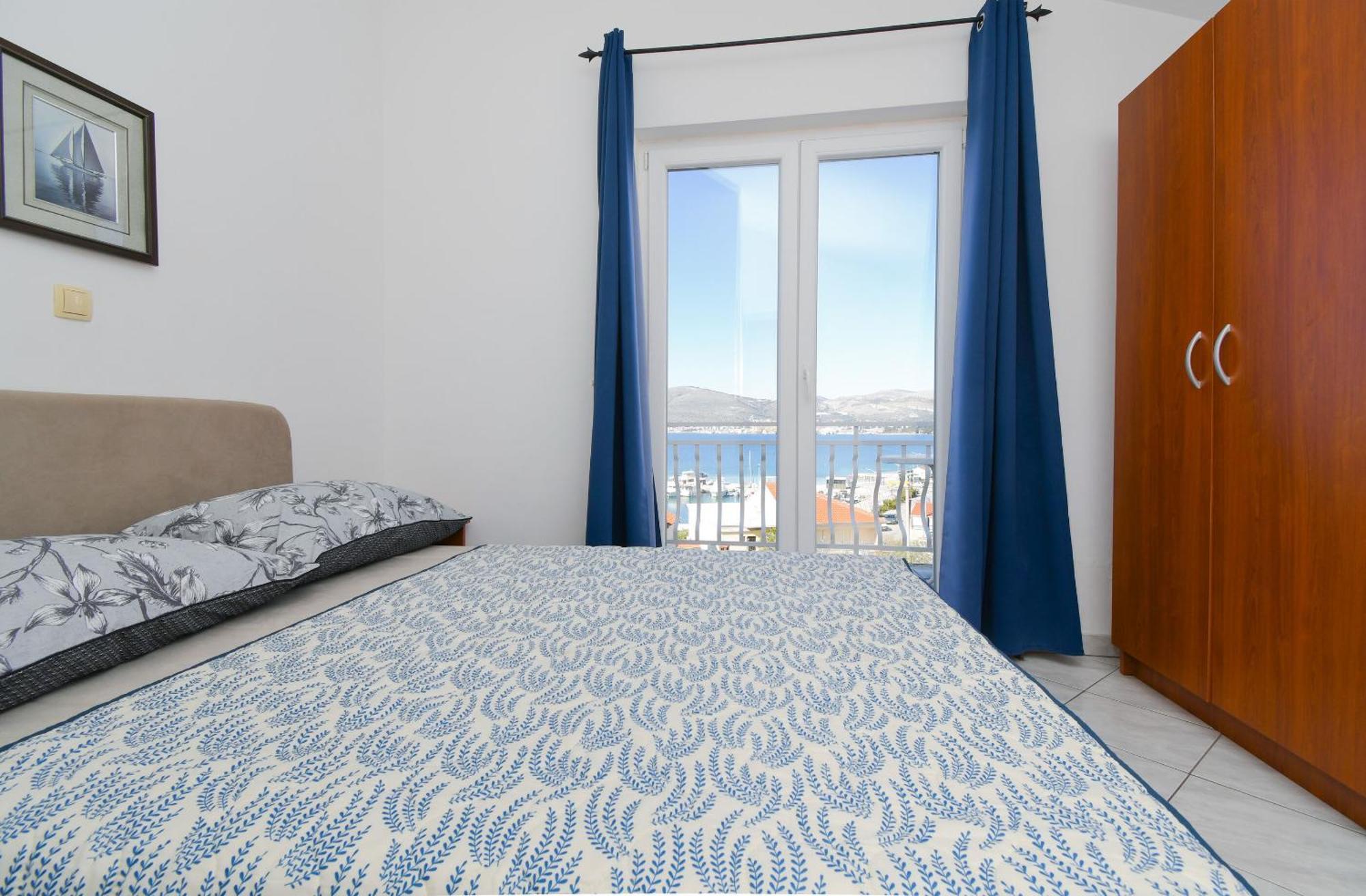 Apartments Biserka - 50 m from beach Trogir Exteriör bild