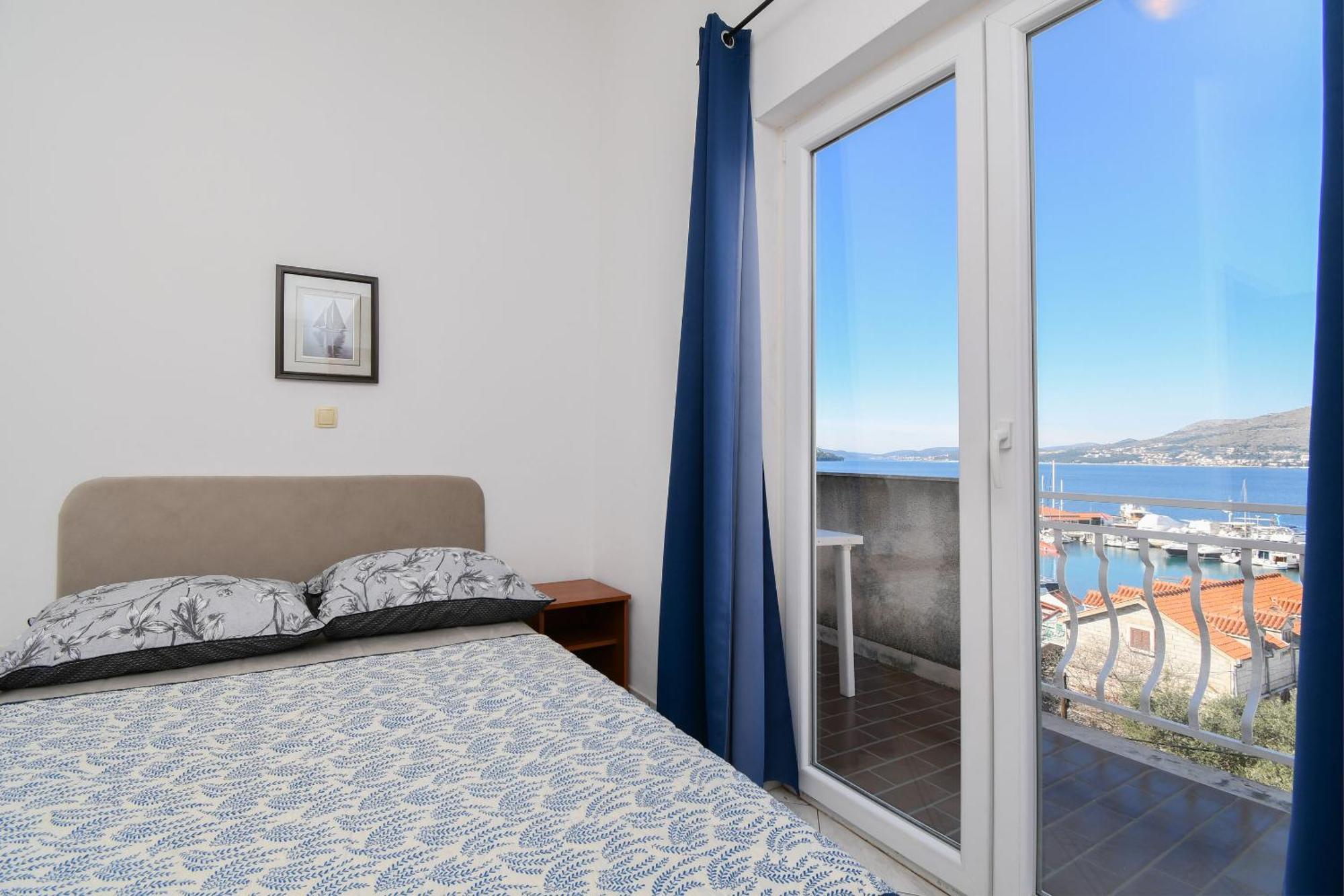 Apartments Biserka - 50 m from beach Trogir Exteriör bild
