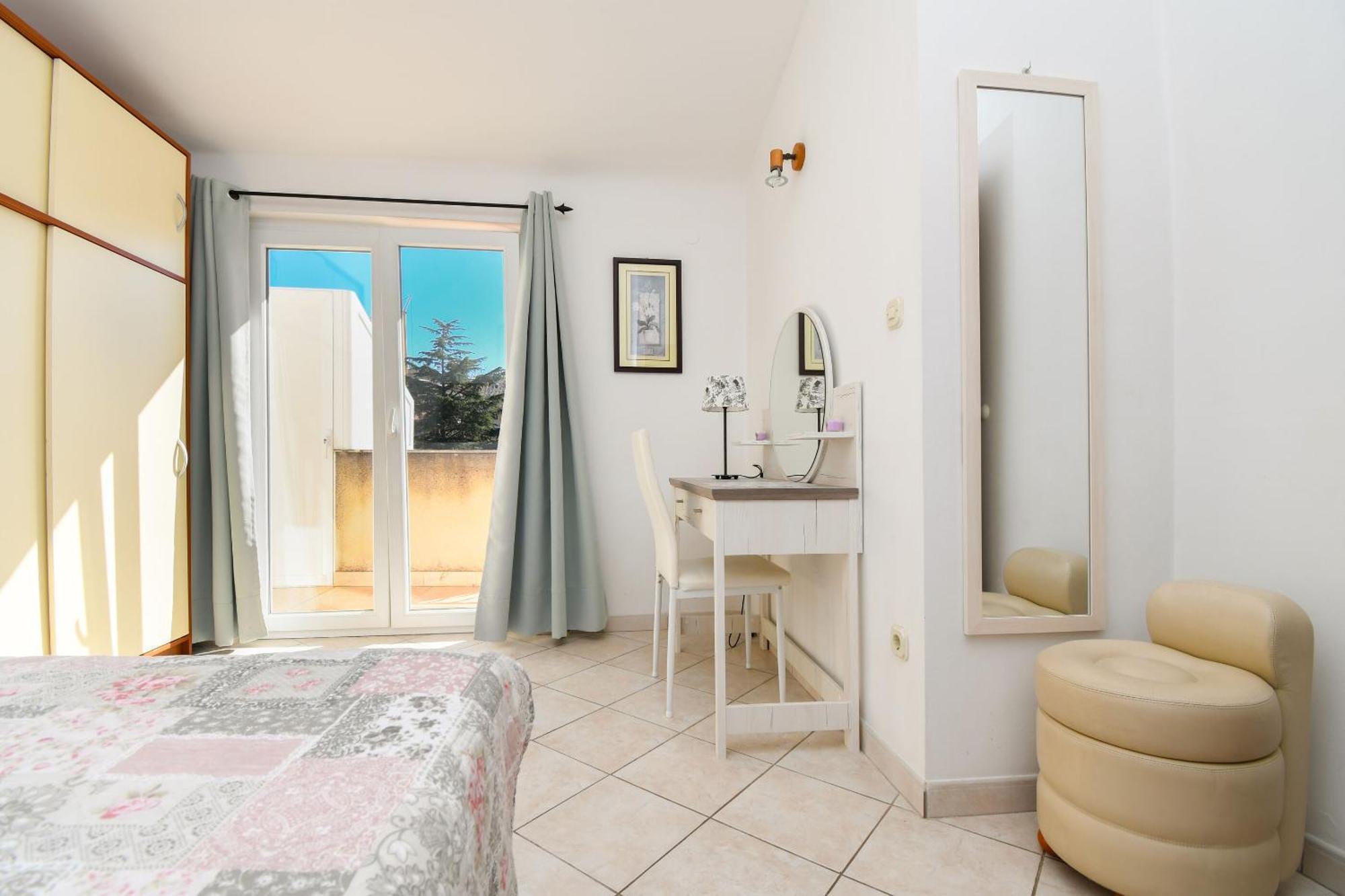 Apartments Biserka - 50 m from beach Trogir Exteriör bild
