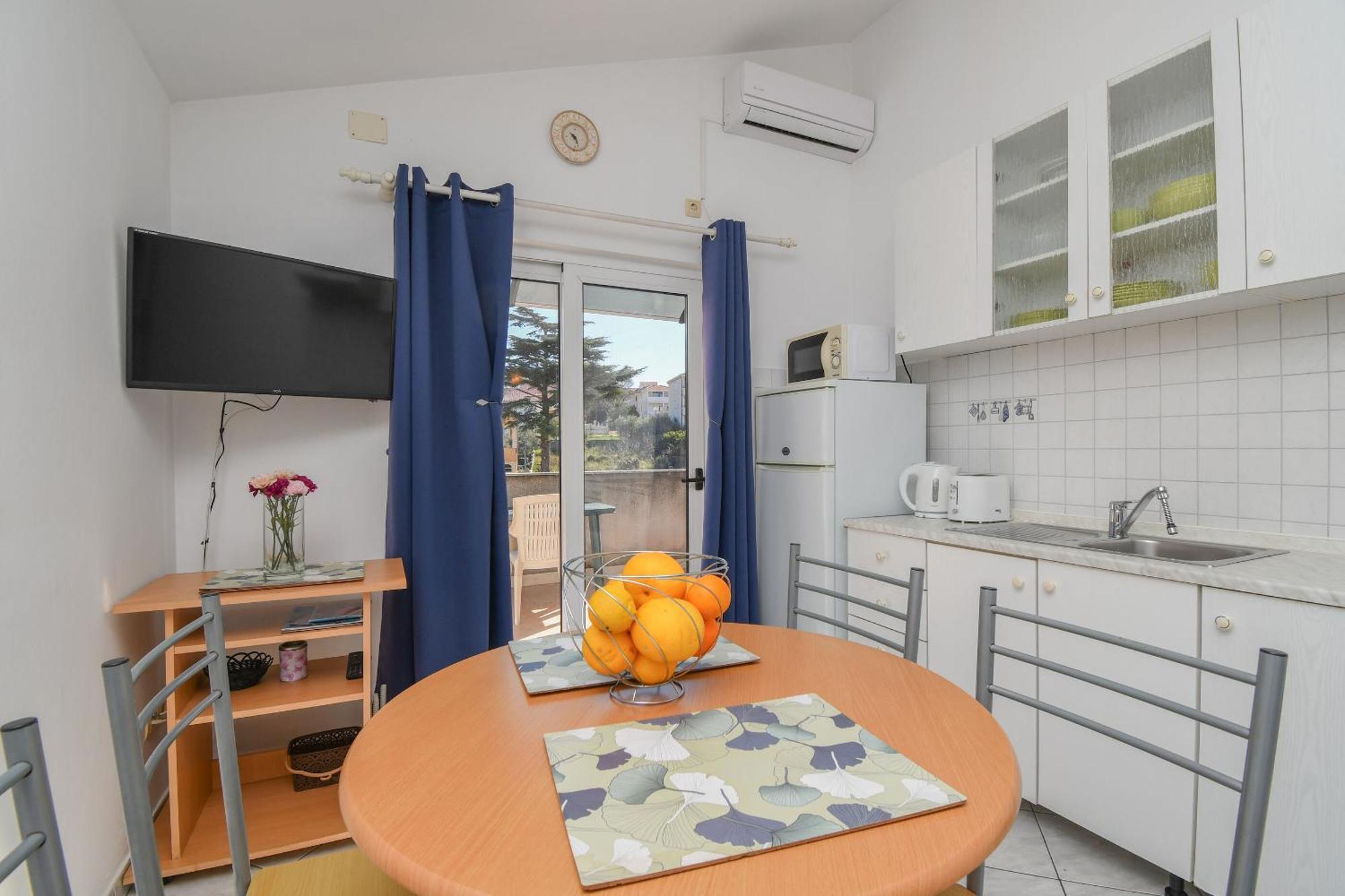 Apartments Biserka - 50 m from beach Trogir Exteriör bild