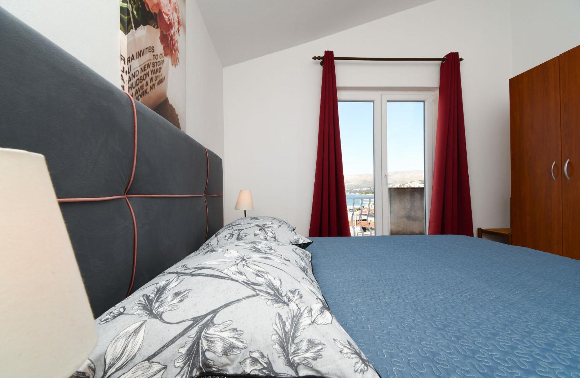 Apartments Biserka - 50 m from beach Trogir Exteriör bild