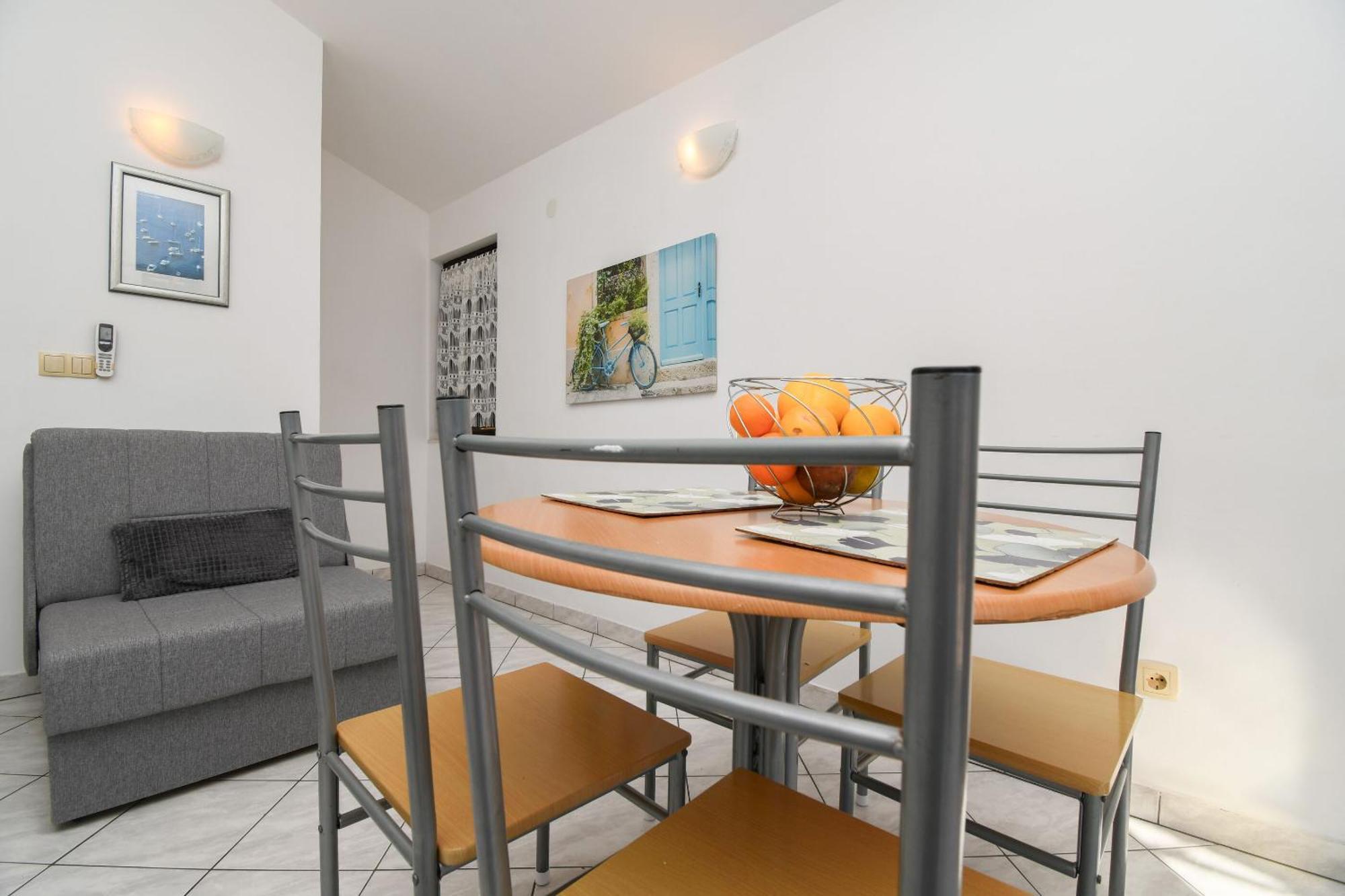 Apartments Biserka - 50 m from beach Trogir Exteriör bild