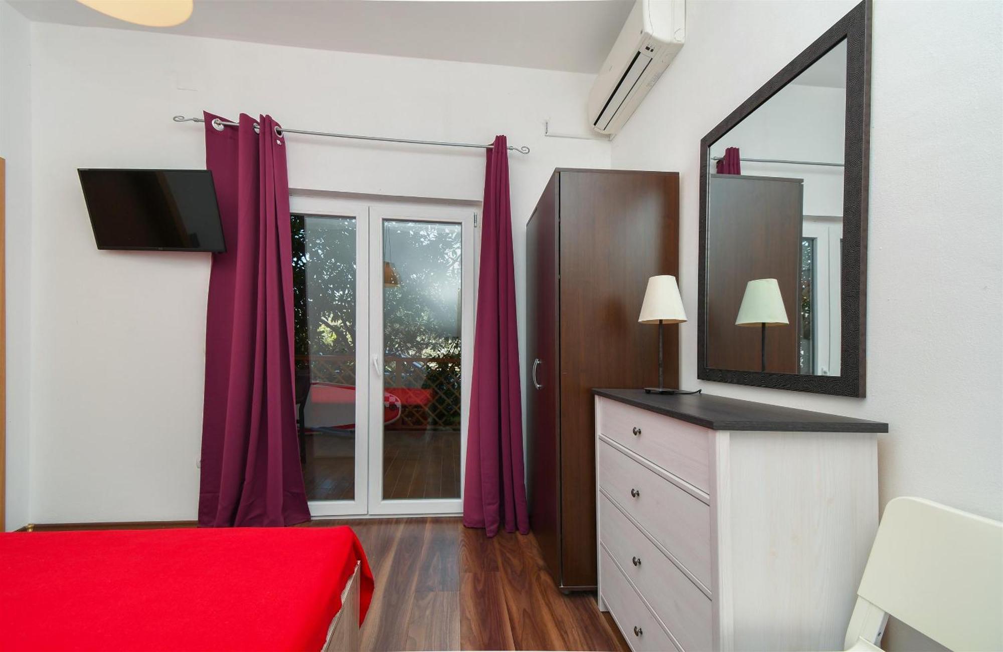 Apartments Biserka - 50 m from beach Trogir Exteriör bild