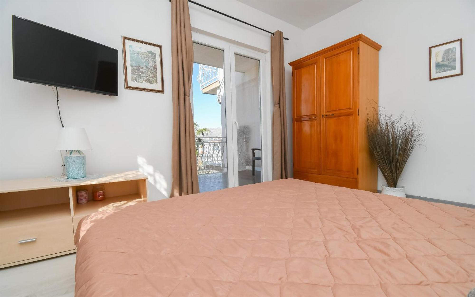 Apartments Biserka - 50 m from beach Trogir Exteriör bild