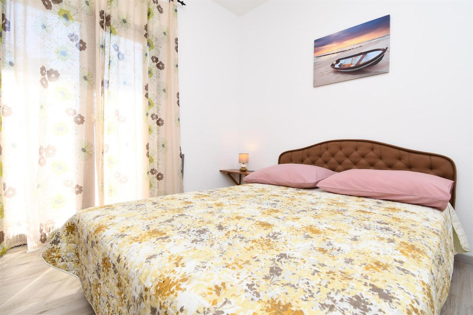 Apartments Biserka - 50 m from beach Trogir Exteriör bild