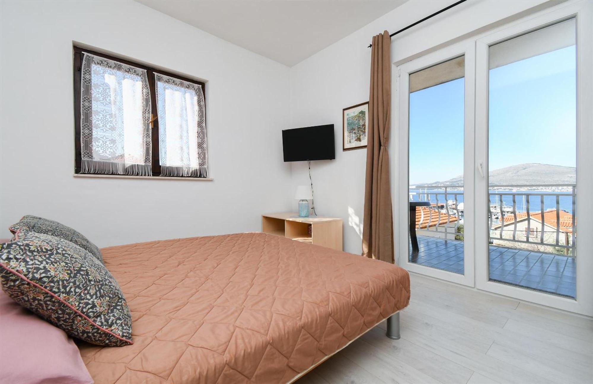 Apartments Biserka - 50 m from beach Trogir Exteriör bild