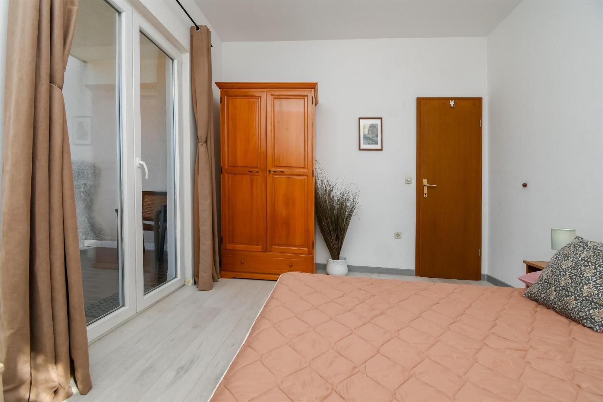 Apartments Biserka - 50 m from beach Trogir Exteriör bild