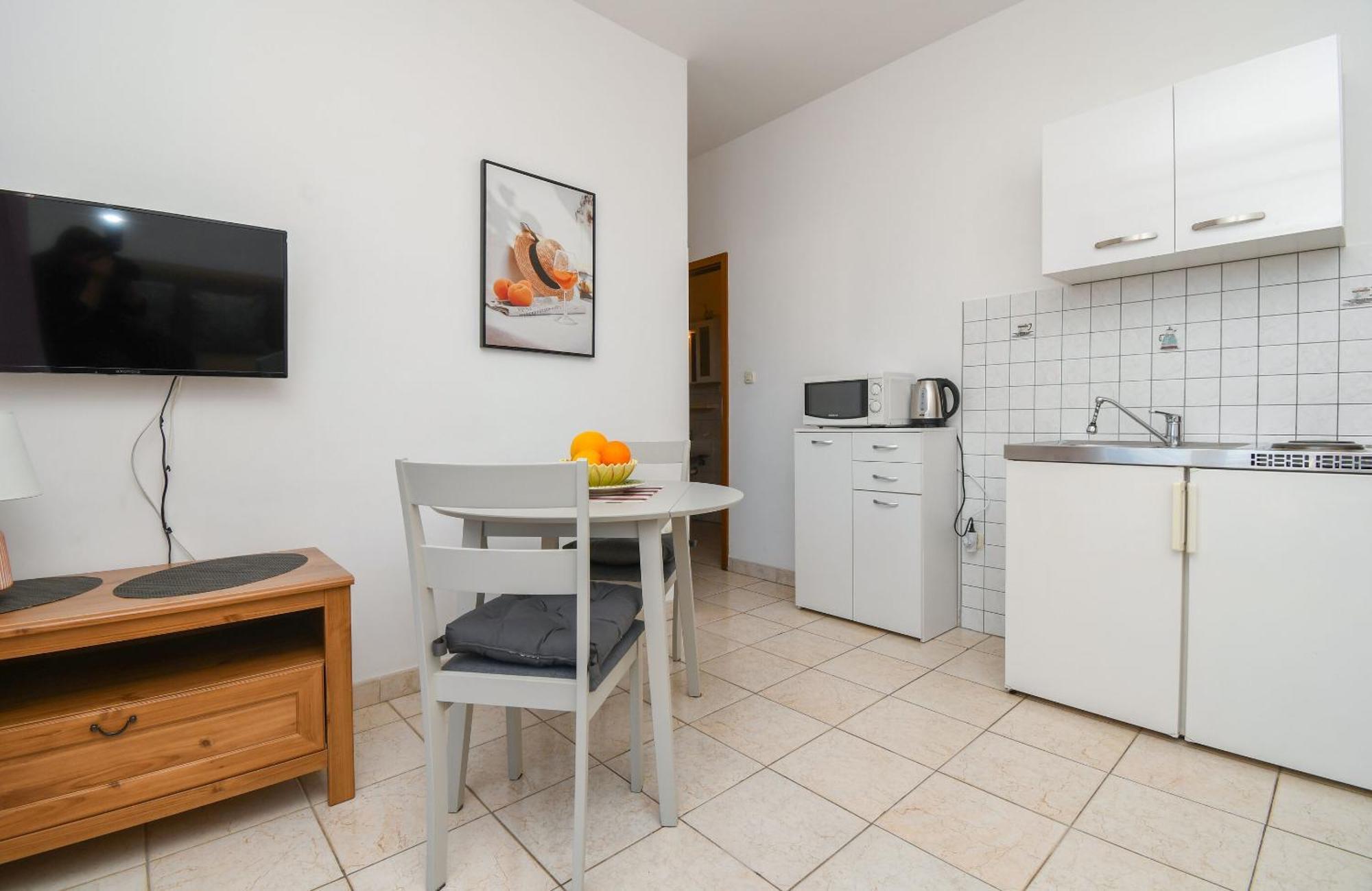 Apartments Biserka - 50 m from beach Trogir Exteriör bild